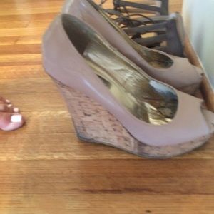 Beige Steven madden patent leather pumps.