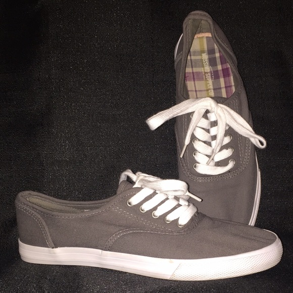 Basic Grey tennis shoes👍🏼😊