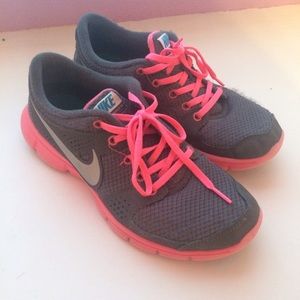 Nike flex experience run pink and gray
