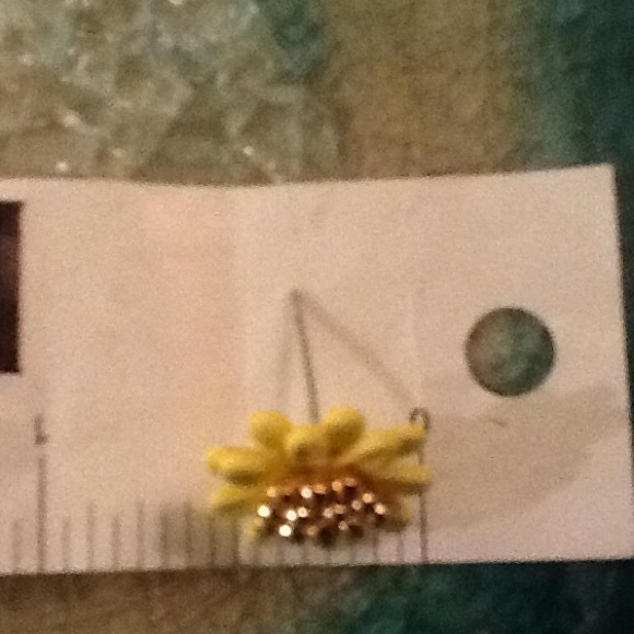 Cute Elegant  Flower Stud Earrings  Anti-Allergy - Picture 2 of 3