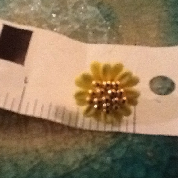 Cute Elegant  Flower Stud Earrings  Anti-Allergy - Picture 3 of 3