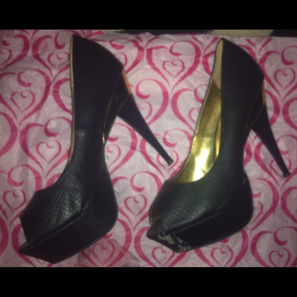 Black and gold heel