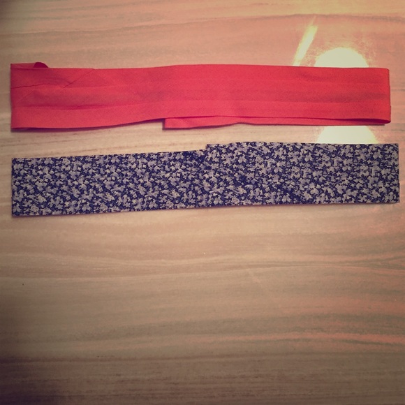 2 headbands and 1 scrunchy hurry only 1 left