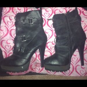 Super cute boots with buckle!!