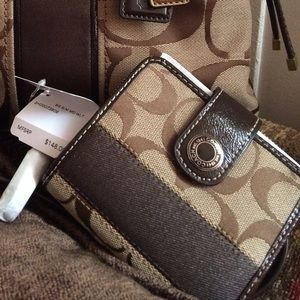 AUTHENTIC NEW COACH Wallet