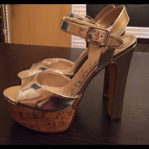 👠New Silver Metallic Heels!👠 - Picture 1 of 4