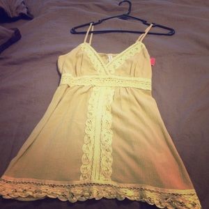 📍Tan top with lace detail