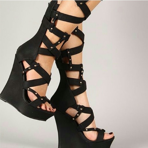 ISO of these shoes.  Don't know brand.  HELP!!!!!