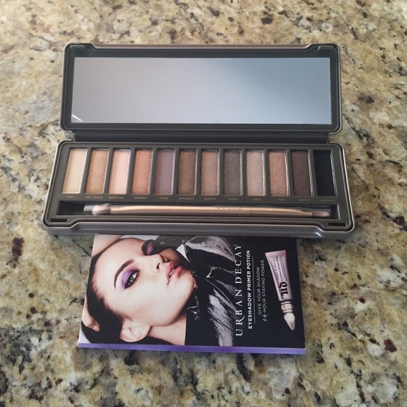 Urban Decay - Naked 2 - with sample primer