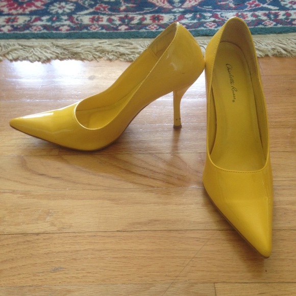 Yellow pointed patent leather pumps