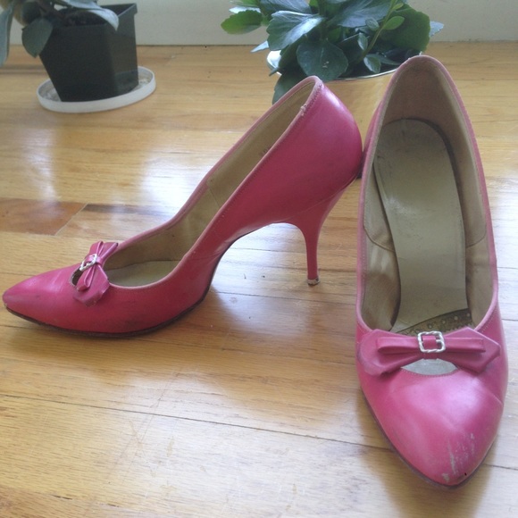 Pink vintage pumps with bow