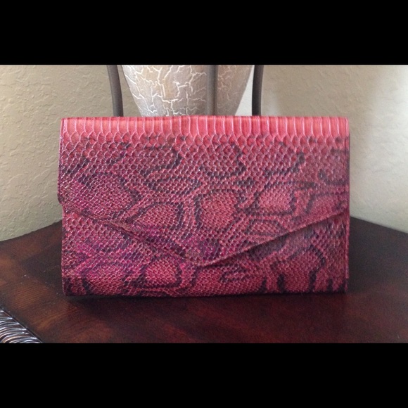 New clutch snake print Color: black & Light red