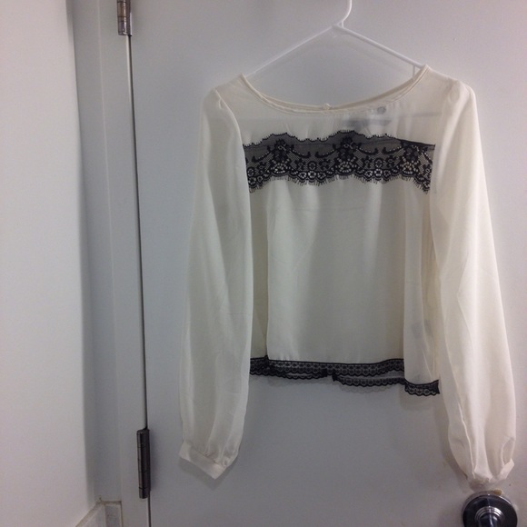 Ali & Kris Tops - LAST DAY Ali & Kris cute lace top🎀