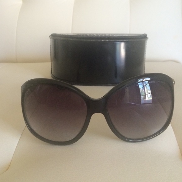 Marc by Marc Jacobs Accessories - Marc by Marc Jacobs bow sunglasses with case