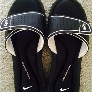 Nike flip flops w/ comfort footbed size 8