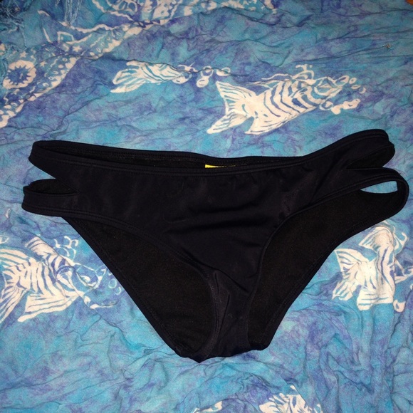 Black side cutout bikini bottoms