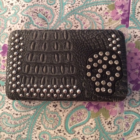 Clasp skull wallet