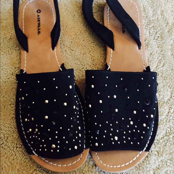 New black stud flats w back strap