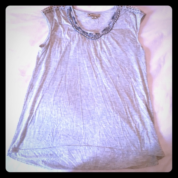 Sleeveless grey top w Detail