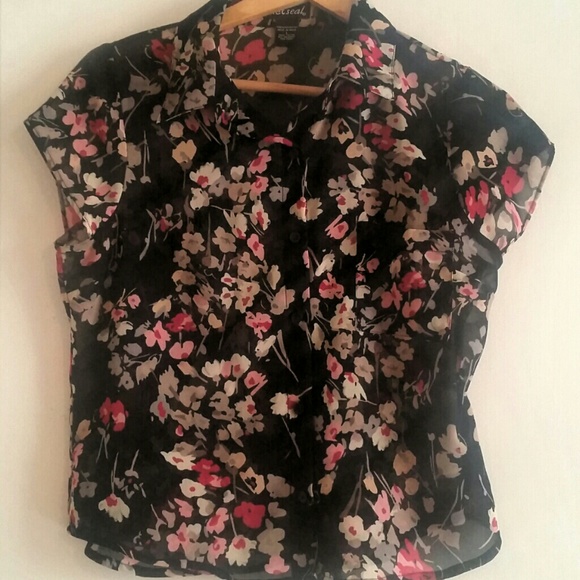 Wet Seal Floral Button-down Shell! 🌸