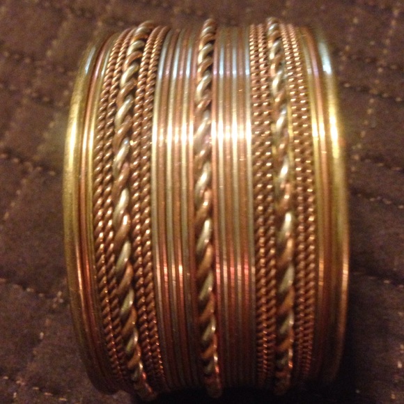 💢💢SOLD💢💢Gold/bronze toned bangle bracelet