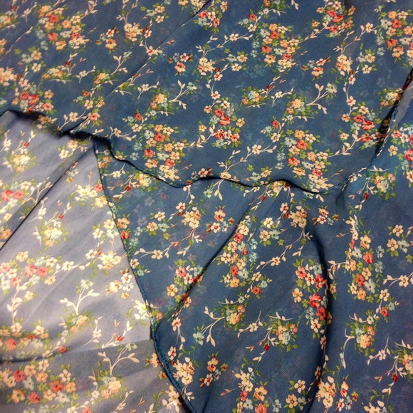 🌸beautiful hi-low floral skirt🌸 BUNDLED - Picture 2 of 3