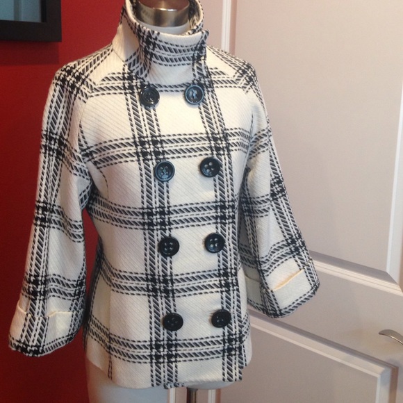 3/4 sleeve swing coat. Fully lined with pockets.
