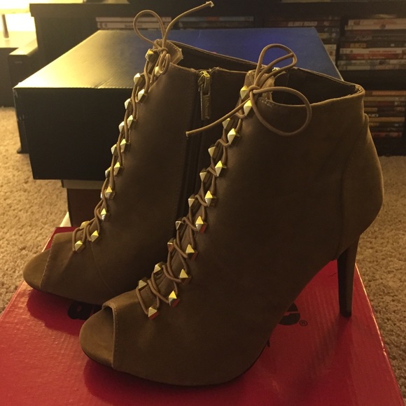 Tantrum 4 1/2 inch dollhouse heel