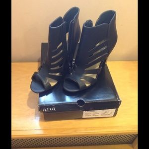 BEAUTIFUL BLACK BOOTIE SANDALS NWT