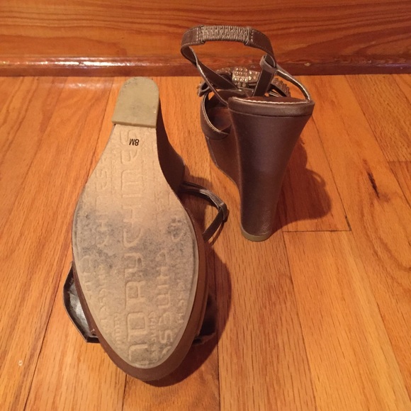 Size 8 wedges with a crystal bow - Picture 4 of 4