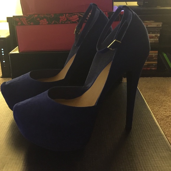 Blue faux suede pump