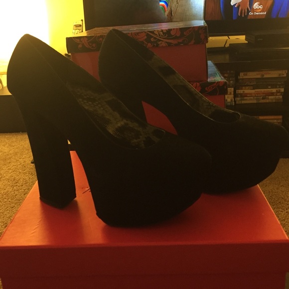 Black faux suede pump