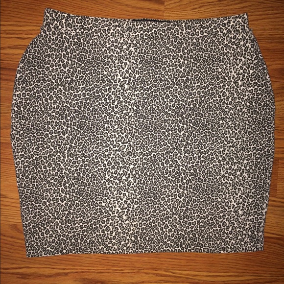 Fitted Black/Grey Leopard print Skirt!