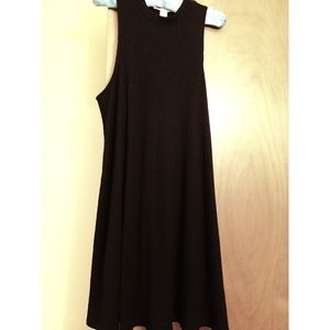 No sleeve black dress .