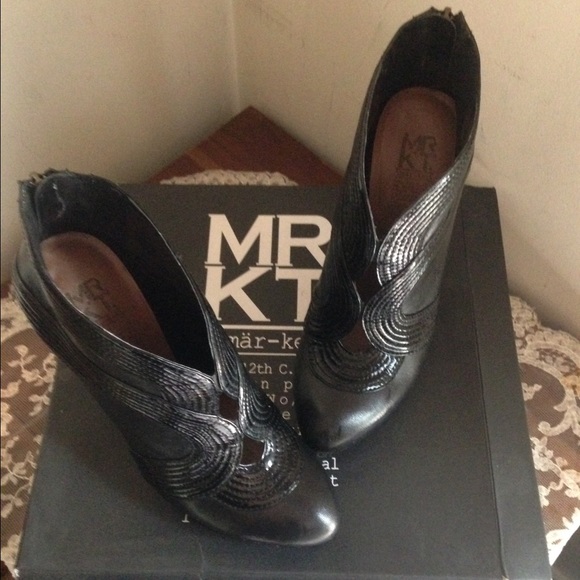 Sculpted Patent Bootie - Picture 2 of 4