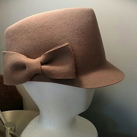 Womans cap with side bow