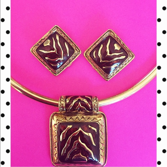Vintage yellow gold necklace and earrings