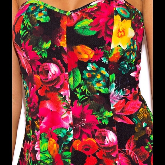 Black and Multicolor Floral Print Peplum Tank Top - Picture 3 of 4