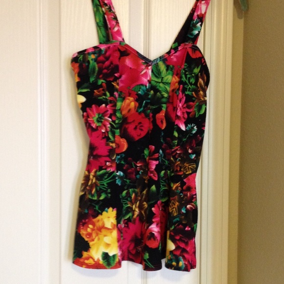 Black and Multicolor Floral Print Peplum Tank Top - Picture 4 of 4