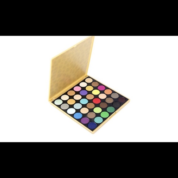 🌟SOLD🌟36 Matte shadow - Picture 2 of 4
