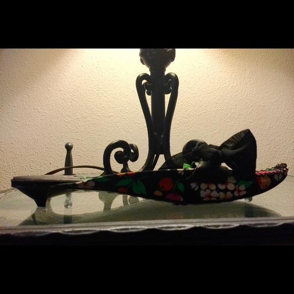 Additional pictures of the floral slip on shoes - Picture 1 of 3