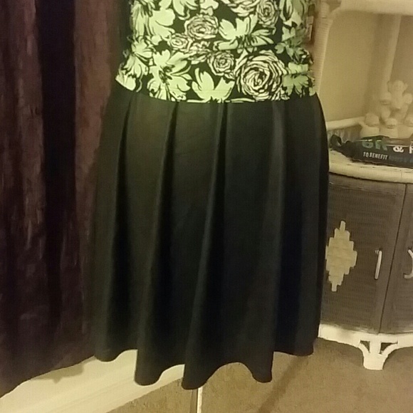⏰ Black pleated skater mini skirt like rubber