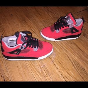 Jordan retro 4 "toro bravo"