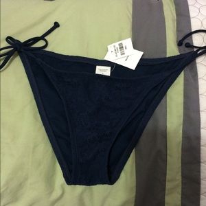 HOLLISTER NAVY LACE BIKINI BOTTOMS