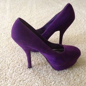 Purple velvet pumps