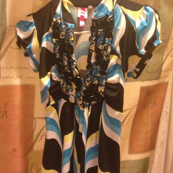 Very pretty short sleeve, ruffle front blouse - Picture 1 of 4