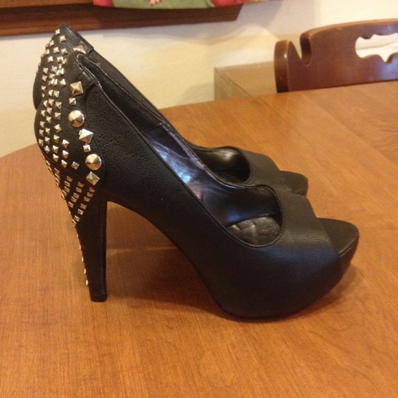 Black high heels with silver design on back - Picture 1 of 4