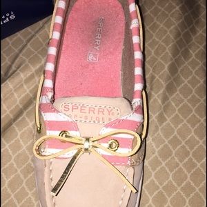 Girls Sperrys boat shoes.