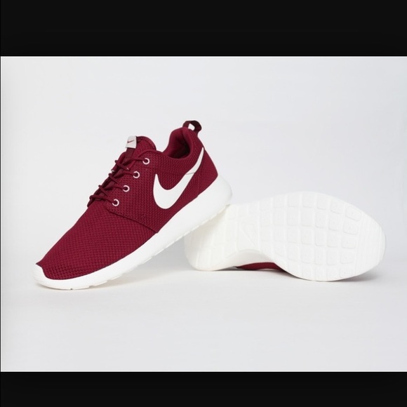 Nike Shoes - Nike roshes.