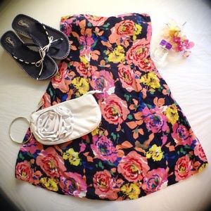 S A L E.   🎉HP🎉Strapless Floral Dress💙